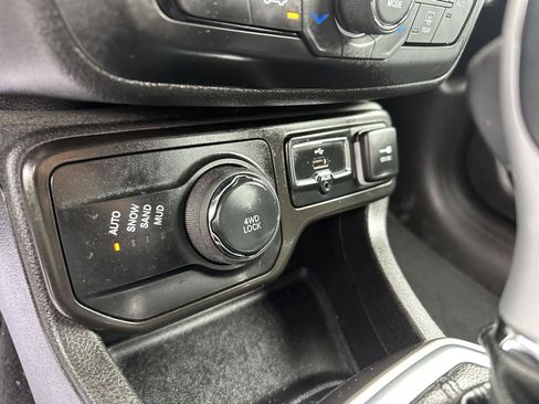 Used 2020 Jeep Renegade Limited AWD/4WD image 34