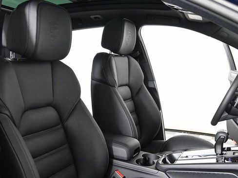 Used 2025 Porsche Macan image 24