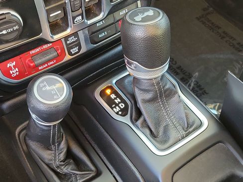 Used 2024 Jeep Wrangler Unlimited Rubicon AWD/4WD image 17