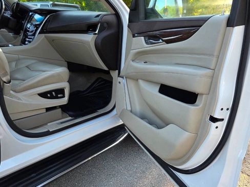 Used 2017 Cadillac Escalade Luxury AWD/4WD image 53