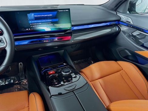 Used 2025 BMW M5 w/ Carbon Package image 24