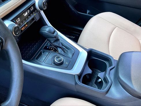 Used 2019 Toyota RAV4 LE w/ Carpet Mat Package AWD/4WD image 15