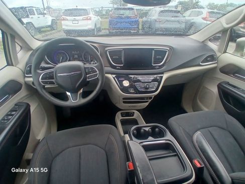 Used 2018 Chrysler Pacifica Touring Plus w/ Tire & Wheel Group FWD image 27