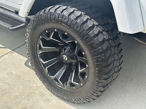 Used 2016 Jeep Wrangler Unlimited Sahara w/ Connectivity Group AWD/4WD image 5
