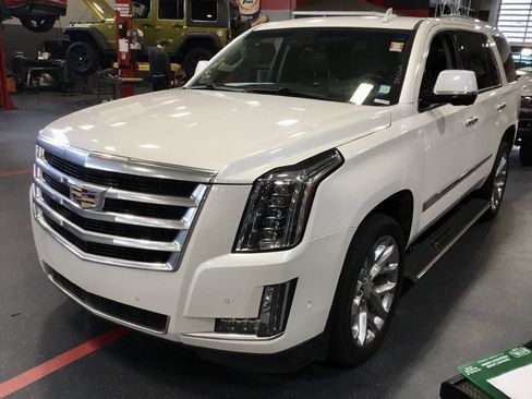 Used 2017 Cadillac Escalade Premium Luxury image 4