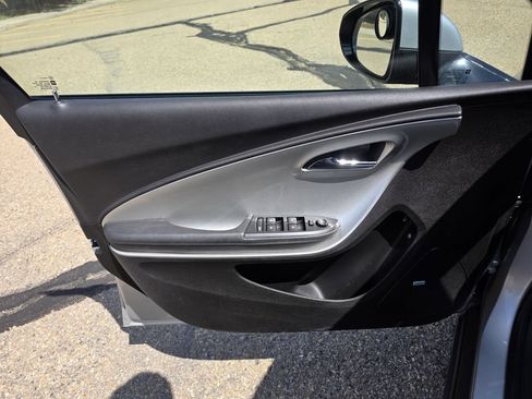 Used 2011 Chevrolet Volt Premium w/ Premium Trim Package FWD image 12