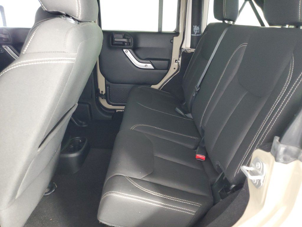Used 2018 Jeep Wrangler Unlimited Rubicon w/ Connectivity Group AWD/4WD image 15