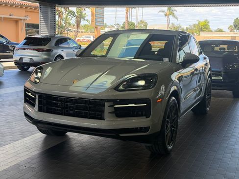 Certified 2024 Porsche Cayenne AWD/4WD image 1