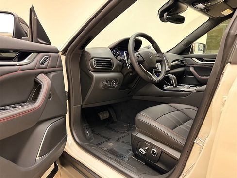 Used 2024 Maserati Levante GT Ultima image 18