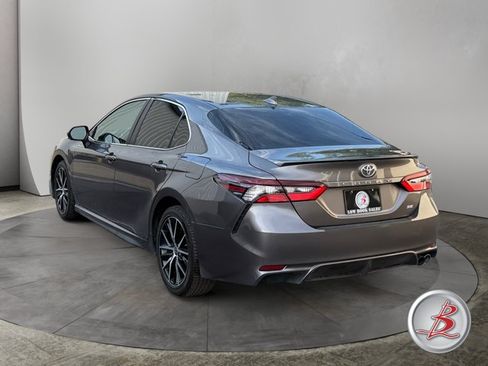 Used 2022 Toyota Camry SE FWD image 5