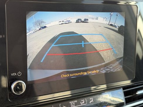 Used 2025 Toyota Sienna LE image 19