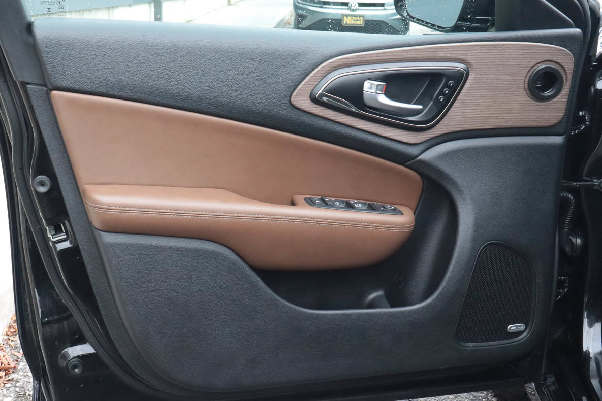 Used 2016 Chrysler 200 C w/ Premium Group FWD image 13
