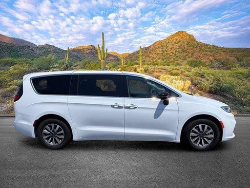 Used 2024 Chrysler Pacifica Limited FWD image 3
