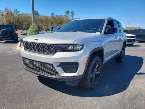 New 2025 Jeep Grand Cherokee Altitude image 4