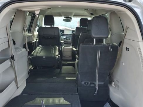 Certified 2024 Chrysler Pacifica Touring-L image 28