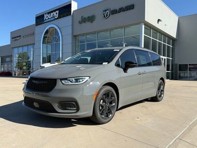 New 2025 Chrysler Pacifica Limited