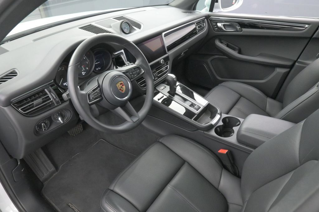 Certified 2026 Porsche Macan AWD/4WD image 4