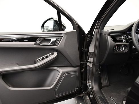 Used 2025 Porsche Macan image 34