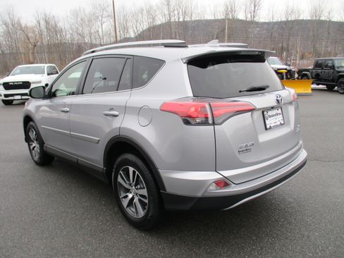 Used 2018 Toyota RAV4 XLE image 7