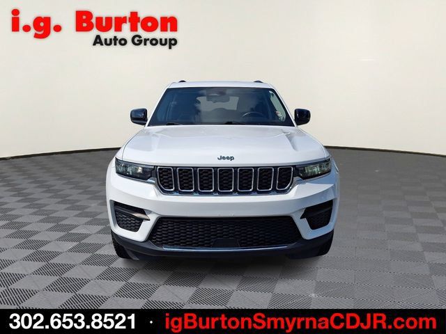Used 2023 Jeep Grand Cherokee Laredo w/ Luxury Tech Group I AWD/4WD image 2
