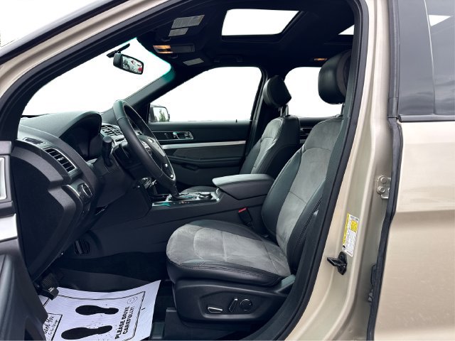 Used 2017 Ford Explorer XLT w/ Equipment Group 202A AWD/4WD image 10