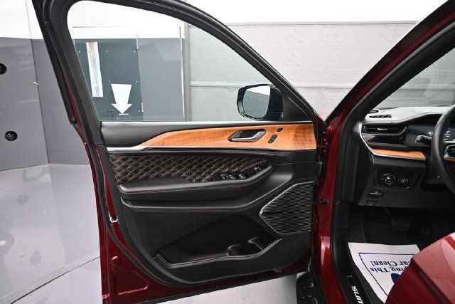 Used 2024 Jeep Grand Cherokee Summit AWD/4WD image 11