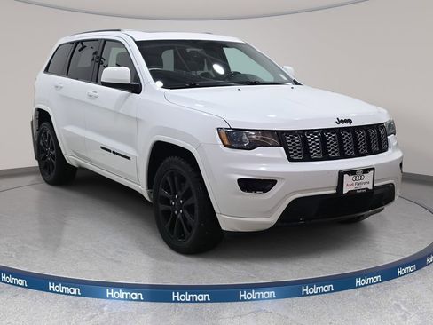 Used 2019 Jeep Grand Cherokee Altitude image 4
