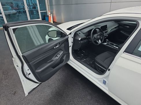 Used 2025 Nissan Altima 2.5 SV FWD image 9