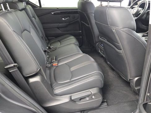 Used 2025 Honda Pilot Touring image 10