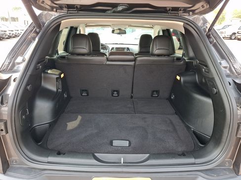 Used 2018 Jeep Cherokee Latitude Plus w/ Comfort/Convenience Group AWD/4WD image 18