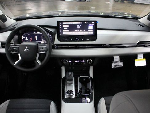 New 2025 Mitsubishi Outlander SE image 20