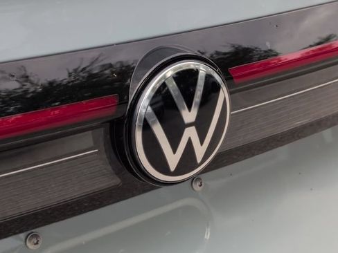 Used 2025 Volkswagen Taos SE image 11