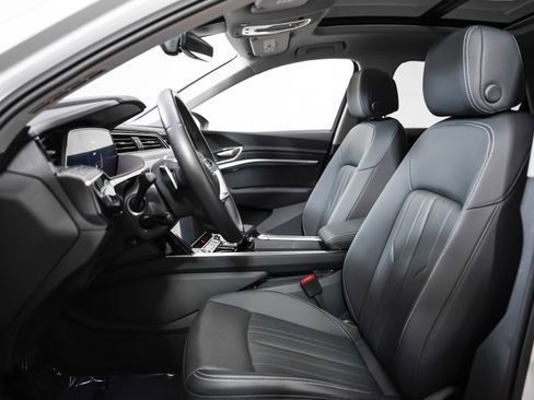 Used 2024 Audi Q8 e-tron Premium Plus image 8