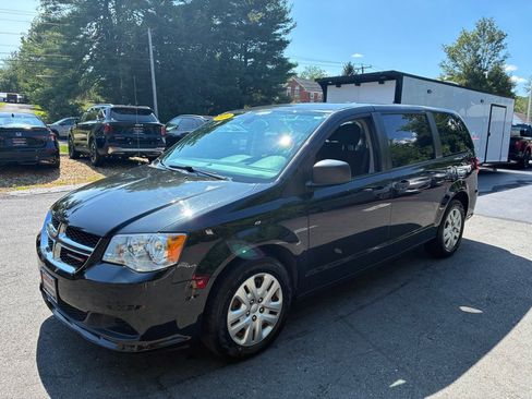 Used 2019 Dodge Grand Caravan SE FWD image 2