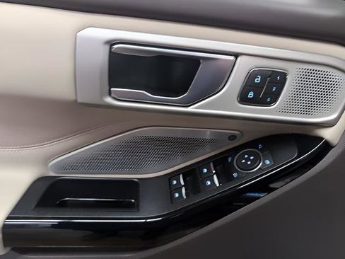 Used 2022 Ford Explorer Platinum w/ Equipment Group 601A image 8