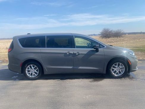 Used 2025 Chrysler Pacifica Select image 2