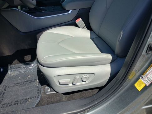 Used 2025 Toyota Highlander XLE AWD/4WD image 13