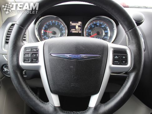 Used 2015 Chrysler Town & Country Touring-L w/ Driver Convenience Group image 13