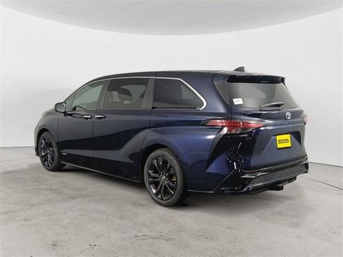 Used 2021 Toyota Sienna XSE image 3