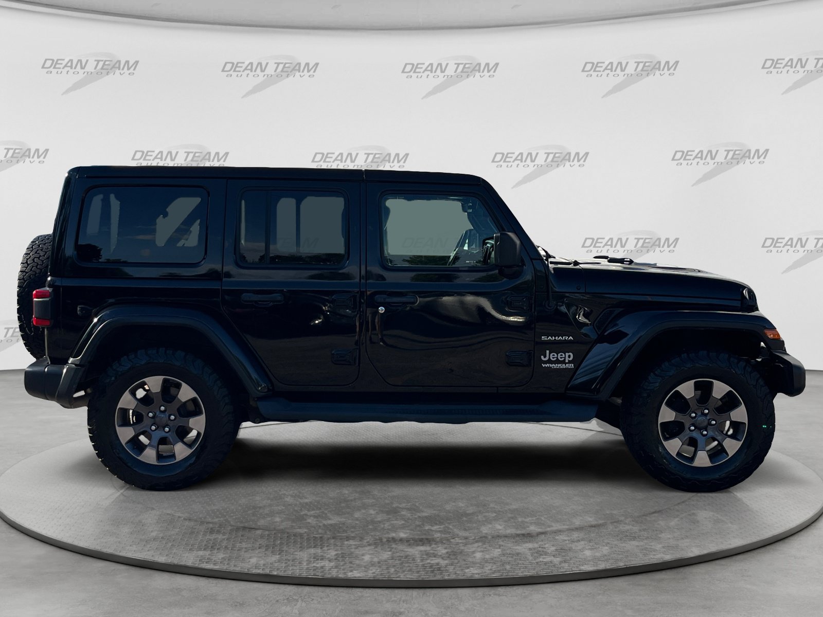 Used 2018 Jeep Wrangler Unlimited Sahara w/ Dual Top Group AWD/4WD image 8