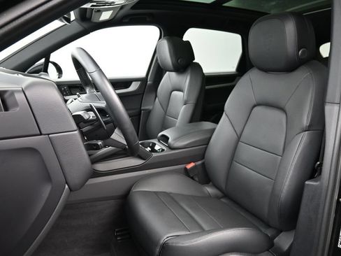 Certified 2025 Porsche Cayenne AWD/4WD image 5