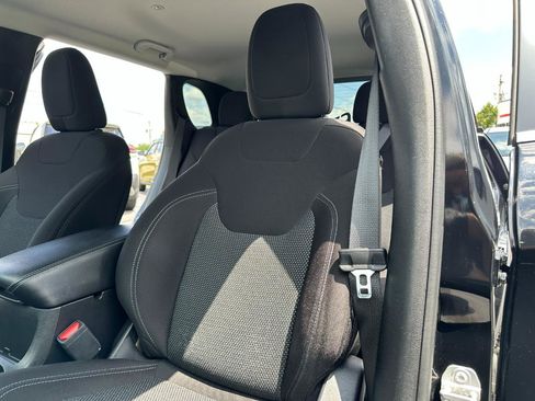 Used 2019 Jeep Cherokee Latitude w/ Popular Appearance Group AWD/4WD image 23