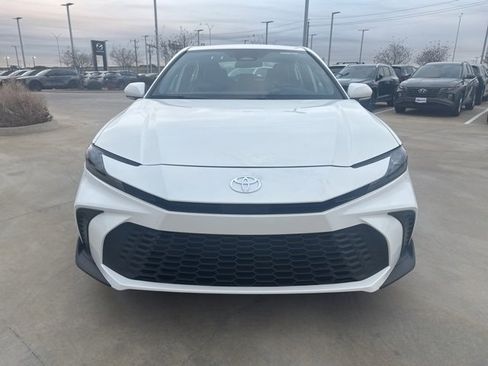 Used 2025 Toyota Camry SE image 2