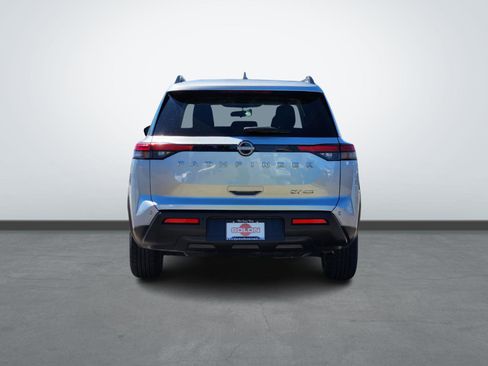 Used 2024 Nissan Pathfinder SV image 4
