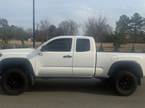 Used 2019 Toyota Tacoma SR w/ SX Package image 9