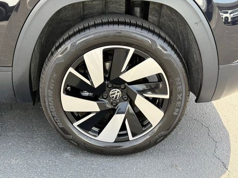 Used 2024 Volkswagen Atlas Cross Sport SE FWD image 10