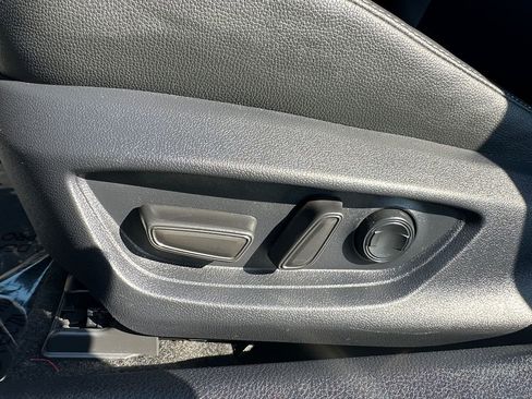 Used 2025 Toyota Camry SE w/ Convenience Package image 10