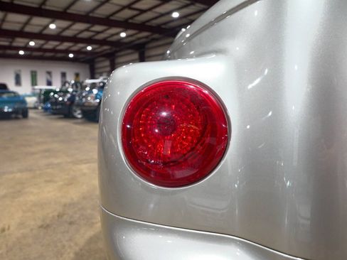 Used 2004 Chevrolet SSR w/ Preferred Equipment Group RWD image 33