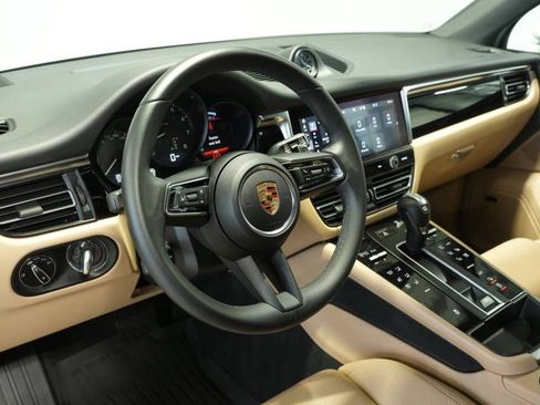 Certified 2025 Porsche Macan image 4