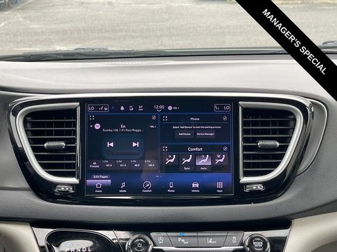 Used 2023 Chrysler Pacifica Touring-L FWD image 22